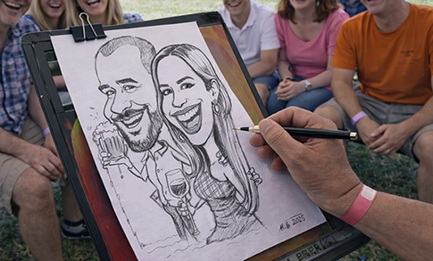 Karikatúrista Janko Torak kreslí karikatúru na A3 dvojice je super, na svadbe v Bratislave.