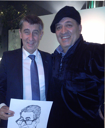 Karikaturista Janko kreslí na oslave v Petžalke karikatúru Andreja Babiša ako zábavný program pre hostí.