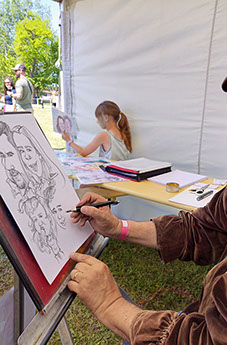 Detailná rýchlokresba karikatúry ceruzkou na papier počas svadobnej oslavy, umelecké vystúpenie karikaturistu Janka.