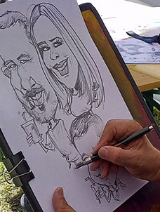 Profesionálny karikaturista Janko kreslí veselý svadobný portrét hostí priamo na hostine ako originálny darček a program.