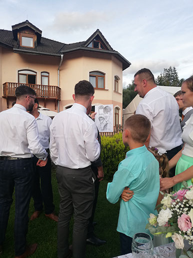 Karikaturista Janko kreslí svadobnú karikatúru hostí v Nitre ako originálnu zábavu na svadbu.